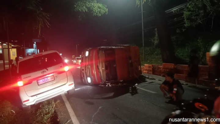 Hindari Kendaraan Oleng – Truk Penuh Muatan Ayam Terguling di Cianjur