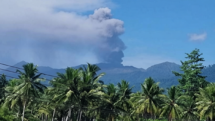 Gunung Dukono di Halmahera Utara Erupsi Sore Ini – Muntahkan Abu Vulkanik 400 Meter