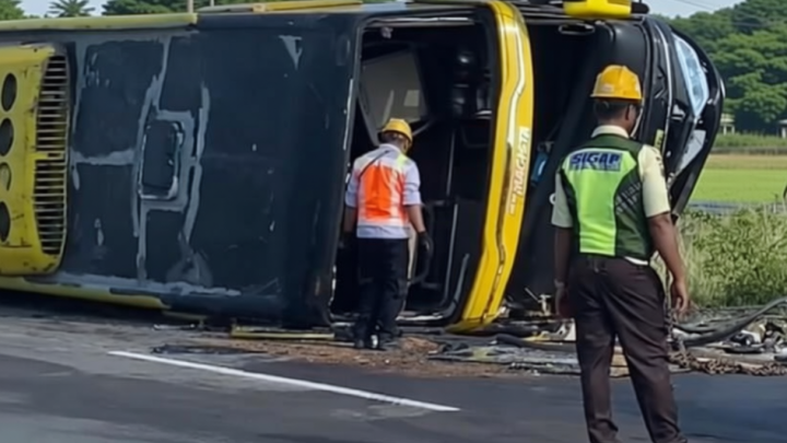 Kronologi Bus Sudiro Tungga Jaya Terbalik di Tol Jombang – 10 Orang Luka-Luka