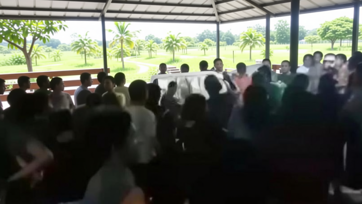 Main Agenda: Kesal Banjir Terus Berulang, Warga Perumahan di Karawang Segel Kantor Developer
