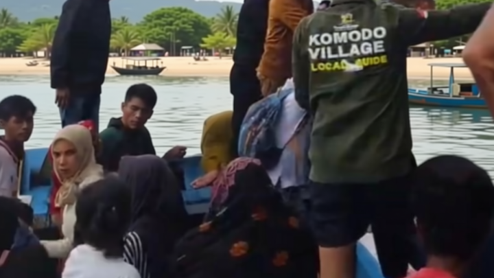 Dramatis! Tim SAR Evakuasi 23 Penumpang KM Hinaya Mati Mesin di Labuan Bajo