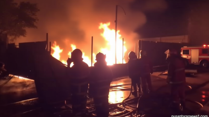 Meeting Results: Gudang Penimbunan Solar di Jambi Terbakar, 5 Mobil Hangus