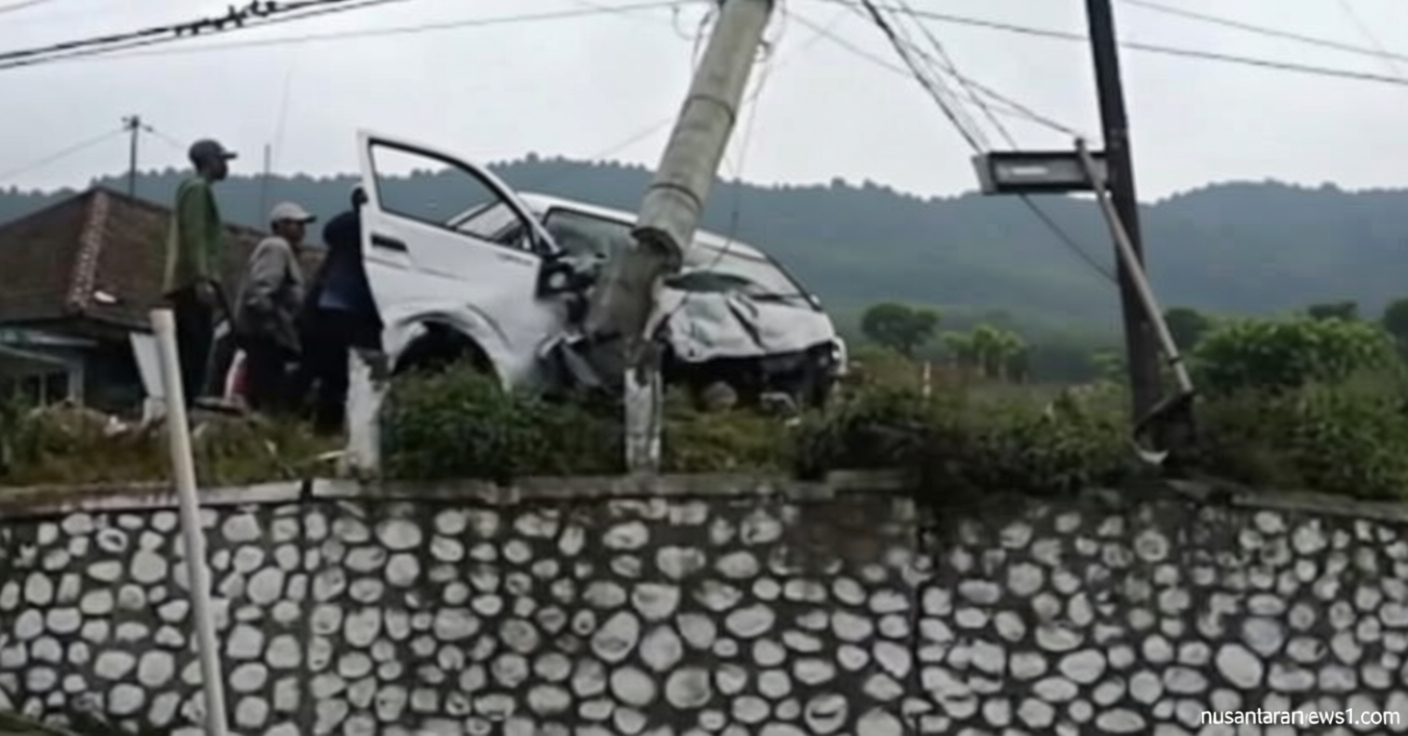 Kecelakaan Beruntun Minibus Rombongan Turis Singapura di Jalur Bromo – 11 Luka-Luka