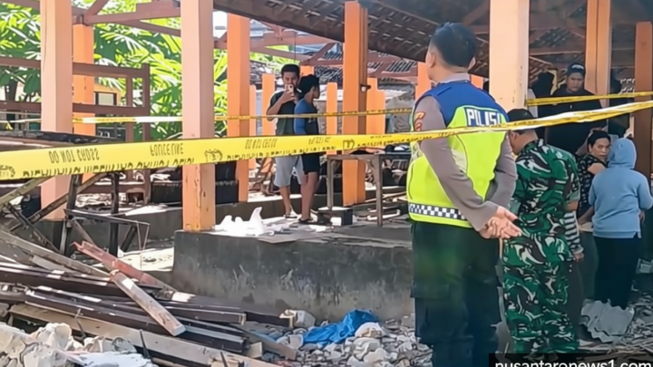Historic Moment: Tragis! Kakak Adik Tertimpa Tembok Ruko Ambruk di Magetan, 1 Orang Tewas