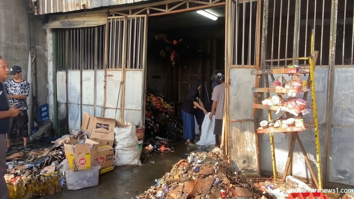 Solution For: Motif Pria Lansia Nekat Bakar Toko Grosir Snack di Jombang, Sakit Hati Ditegur