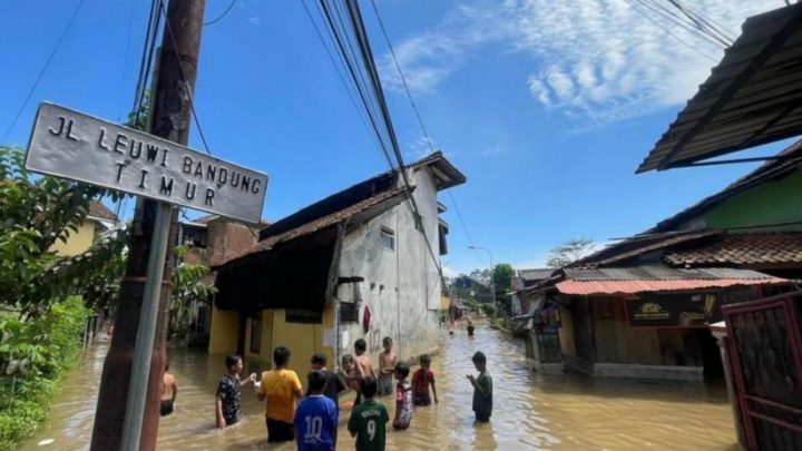 Banjir Landa 3 Desa di Bandung – 75 Warga Mengungsi