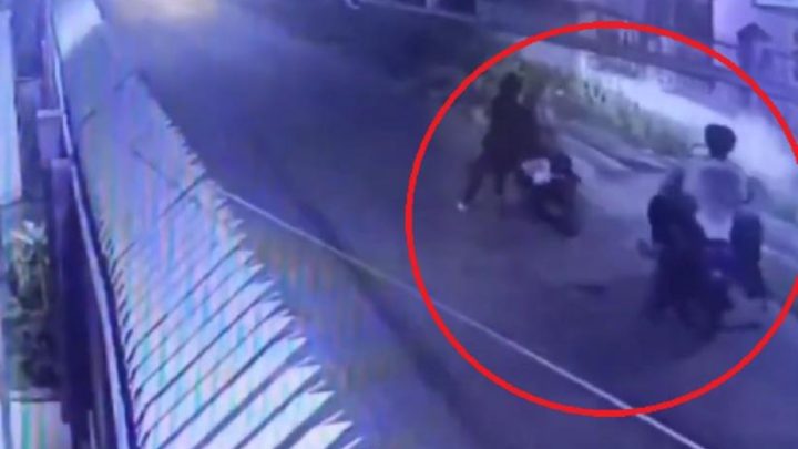 Sadis! 3 Pelaku Begal Rampas Motor Ibu Pedagang Sayur di Karawang – Korban Ditendang