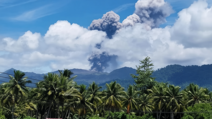 Gunung Dukono Meletus Siang Ini – Kolom Abu Capai 1.500 Meter