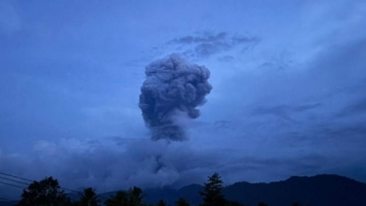 Gunung Dukono di Halmahera Utara Meletus Malam Ini – Muntahkan Abu Vulkanik 3.800 Meter