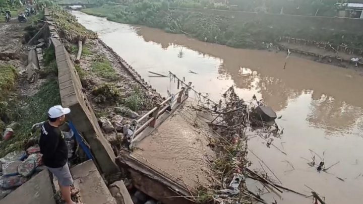 Jembatan Putus Diterjang Banjir – Warga 2 Kecamatan di Kendal Terisolasi