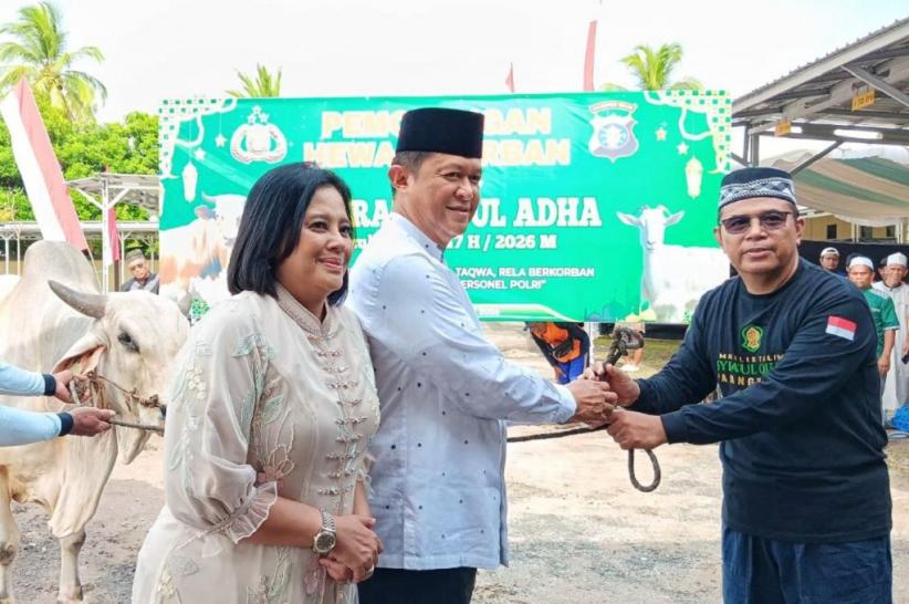 kapolda_kalimantan_tengah_menyerahkan_hewan_kurban