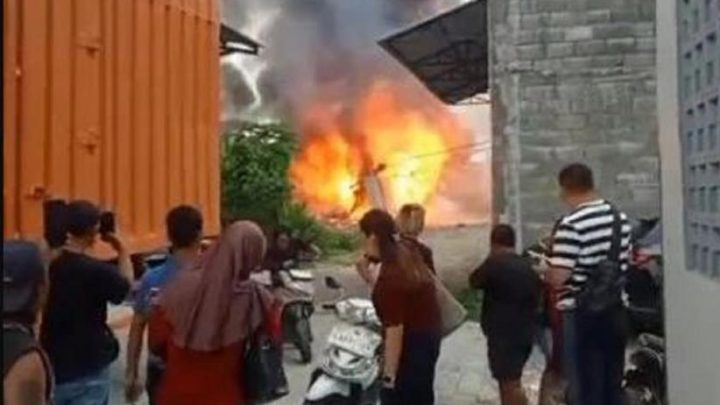 Historic Moment: Kebakaran Gudang Kayu di Tropodo Jaya Sidoarjo, Asap Hitam Membubung Tinggi