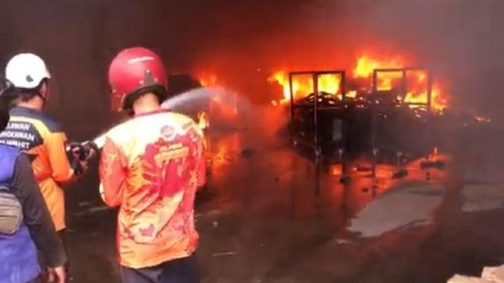 Visit Agenda: Kebakaran Hebat Pabrik Ban Bekas di Mojokerto, Asap Hitam Membubung Tinggi