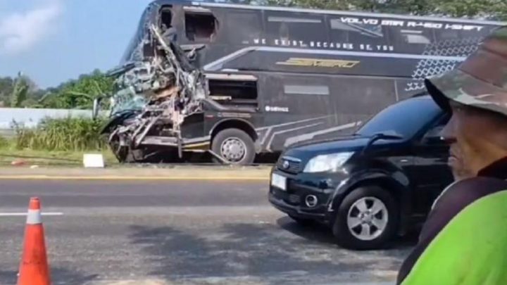 Kecelakaan Maut Bus Tabrak Truk di Tol Cipali – 1 Orang Penumpang Tewas