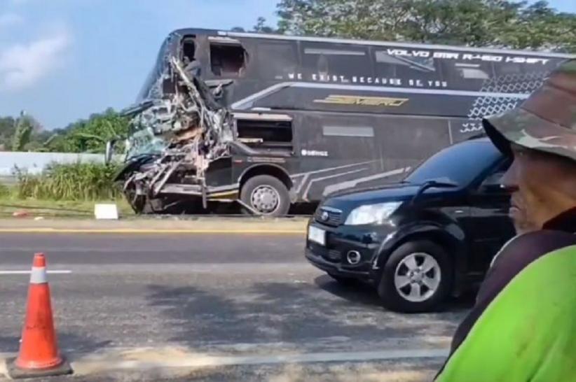 kecelakaan_bus_di_tol_cipali