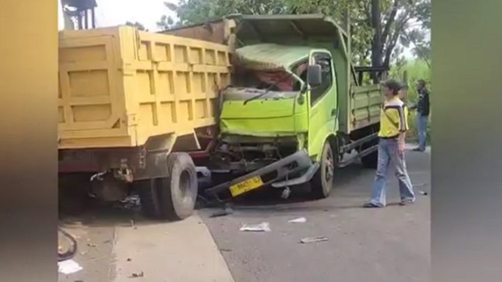 Important Visit: 2 Truk di Jombang Tabrakan hingga Ringsek, Petugas BPBD Evakuasi Sopir Terjepit