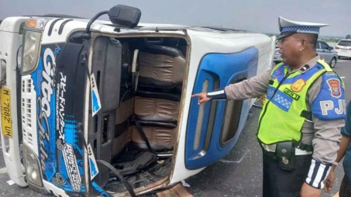 Solution For: Detik Elf Rombongan Pengantin Kecelakaan di Tol Jombang, Terguling usai Pecah Ban