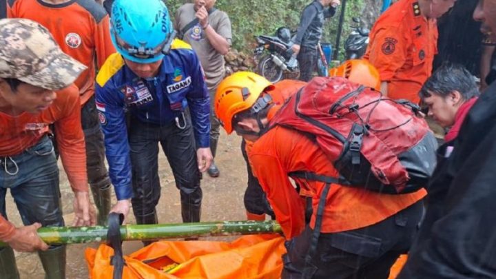2 Wisatawan asal Karawang Tewas Tertimbun Longsor di Curug Cileat Subang