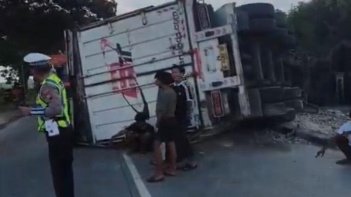 Important Visit: Kecelakaan di Lamongan, Truk Muatan Sabun Terguling gegara Sopir Ngantuk