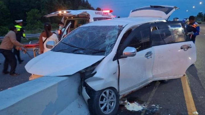Kecelakaan Maut Avanza Tabrak Pembatas Jalan di Tol Pekanbaru – 2 Tewas 7 Luka