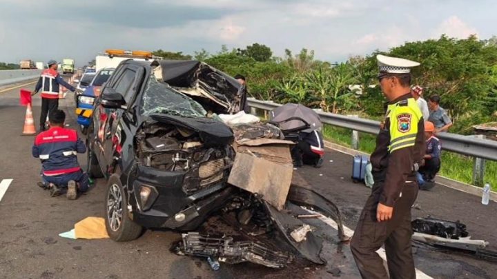 Kronologi Mobil Anggota DPR Gus Hilman Tabrak Truk di Tol Paspro – 2 Staf Tewas