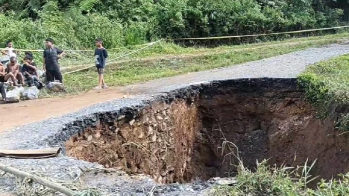 Jalan Longsor Mirip Sinkhole di Limapuluh Kota – 2.000 Warga Terisolasi