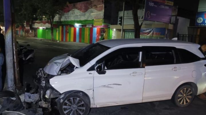Kecelakaan Mobil Dikendarai Pelajar Tabrak 2 Motor di Jombang – 1 Orang Terluka