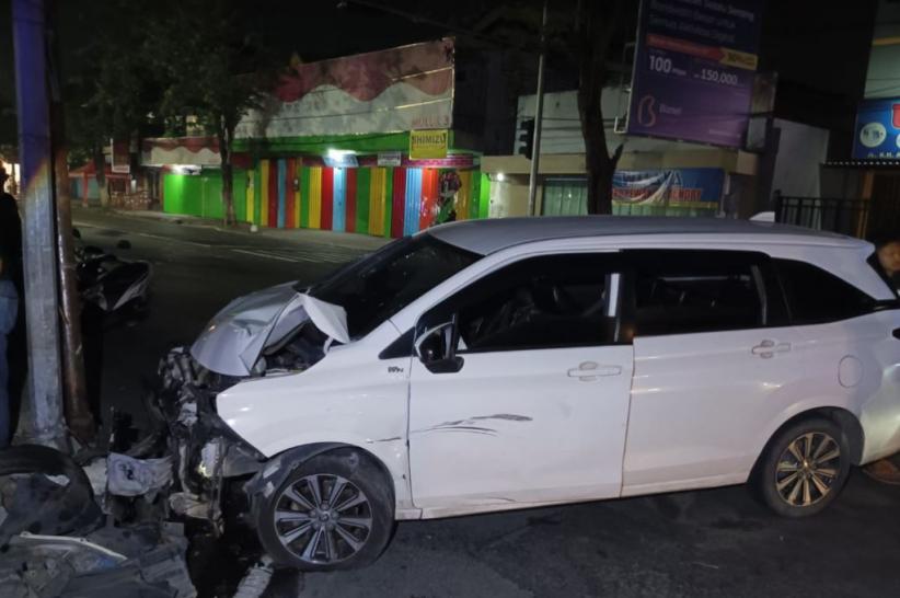mobil_toyota_kecelakaan