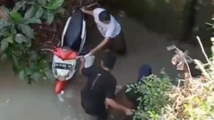 Kecelakaan di Jember – Motor Ditumpangi 2 Perempuan dan Balita Terjun ke Sungai