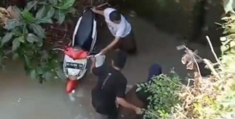 motor_masuk_sungai_jember