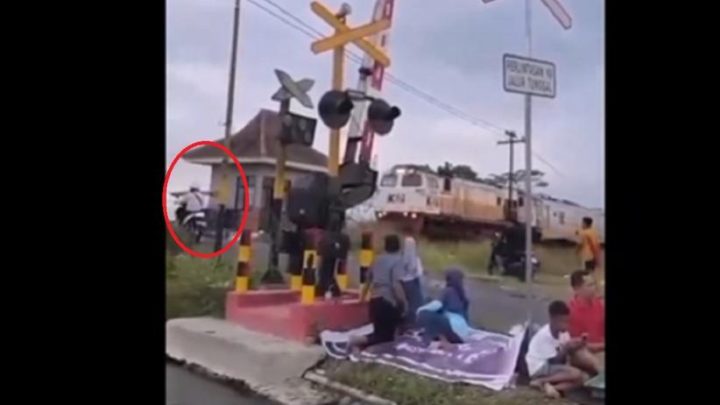 Kecelakaan Maut di Jember – Pemotor Tewas Tertabrak Kereta Api Sangkuriang