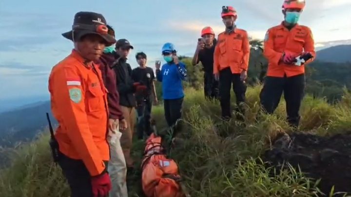 5 Pendaki Gunung Monrolo Maros Tersambar Petir – 1 Orang Tewas