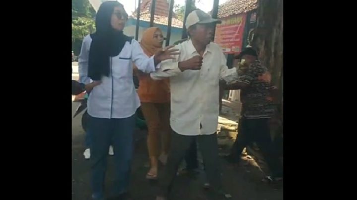 Solution For: Viral! Perempuan Penjaga Loket di Terminal Bangkalan Dipukul Preman