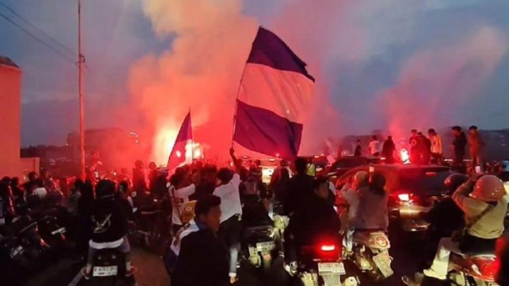 Important Visit: Ribuan Bobotoh Padati Flyover Pasupati, Rayakan Persib Juara Liga 3 Kali Beruntun
