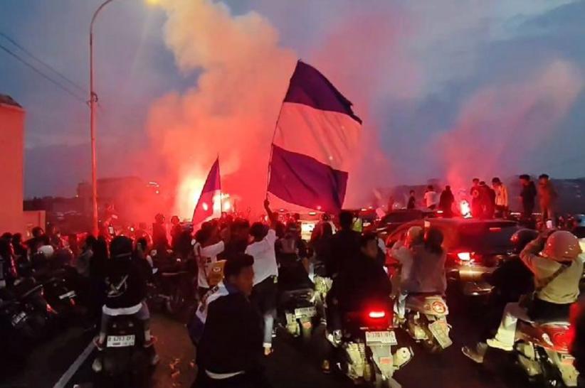 ribuan_bobotoh_memadati_kawasan_flyover_pasupati