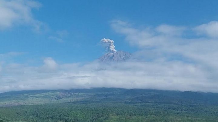 Gunung Semeru 2 Kali Meletus Pagi Ini – Muntahkan Abu Vulkanik 900 Meter