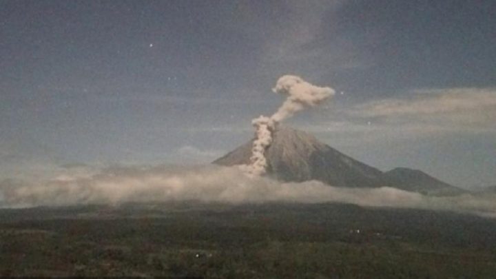 Gunung Semeru Meletus 4 Kali Malam Ini – Muntahkan Abu Vulkanik 1.000 Meter