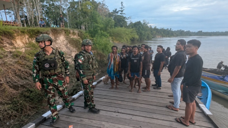 tni_evakuasi_pendulang_emas