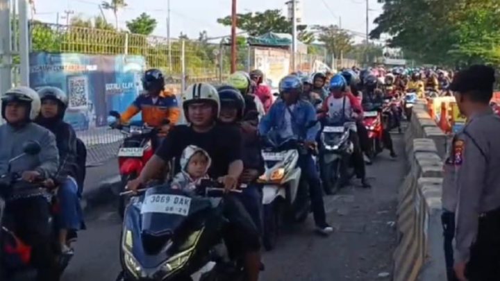 Tradisi Toron Idul Adha – Ribuan Warga Madura Padati Jembatan Suramadu Surabaya