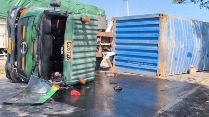 Historic Moment: Kecelakaan Truk Pakan Ternak Terguling di Pantura Cirebon, Jalur Macet Panjang