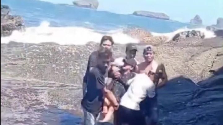 Solving Problems: Dramatis! Detik-Detik Penyelamatan Wanita di Jember Nyaris Terjun ke Laut