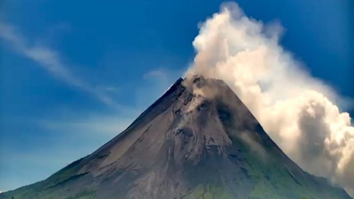 Solution For: Gunung Merapi Erupsi Sore Ini, Luncurkan Awan Panas Guguran ke Kali Sat