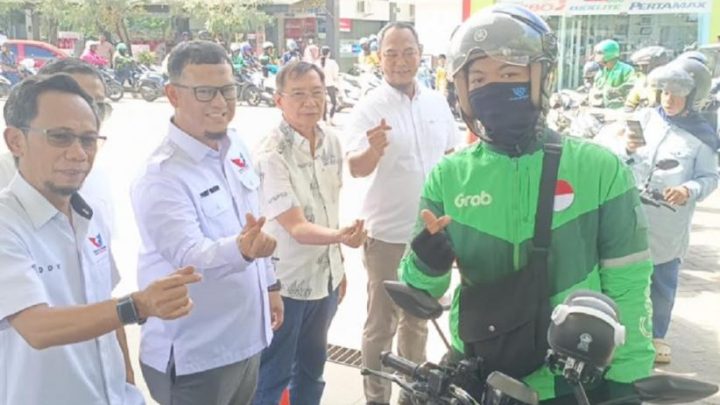 Jumat Berkah, Perindo Sultra Bagikan 500 Kupon BBM Pertamax Gratis ke Ojol dan Warga
