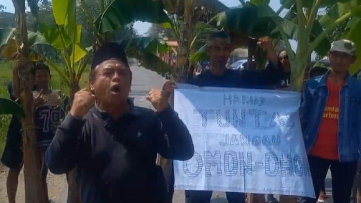 Topics Covered: Demo Jalan Rusak Tak Ditangani, Warga Blora Tanam Pohon Pisang di Jalur Provinsi