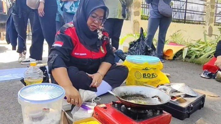 Main Agenda: Protes Sistem PPDB, Emak-Emak Demo Sambil Masak di Depan DPRD Jabar