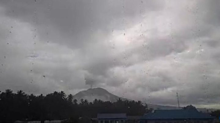 Gunung Ibu Erupsi Setinggi 500 Meter, Warga Diminta Jauhi Kawah