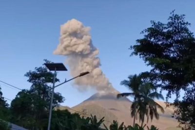 Gunung Lewotobi Laki-Laki Meletus Dahsyat Hari Ini – Kolom Abu Capai 2.500 Meter