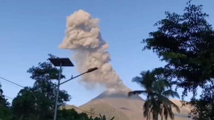 Gunung Lewotobi Laki-Laki Meletus Dahsyat Hari Ini – Kolom Abu Capai 2.500 Meter