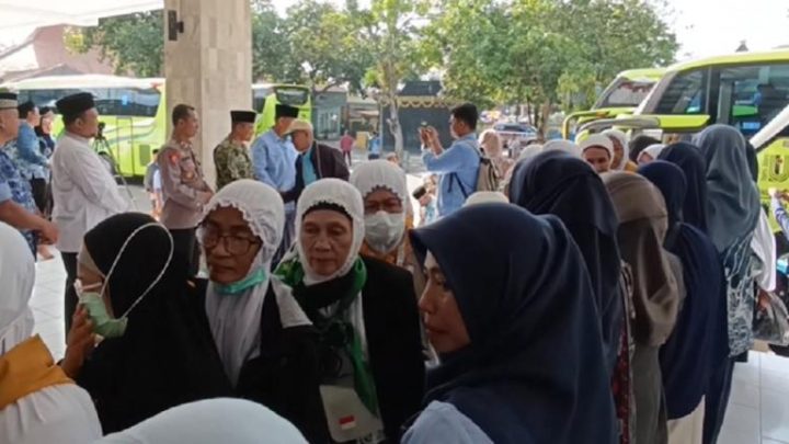 Solution For: Tangis Haru Sambut Kepulangan Jemaah Haji Kloter 1 Embarkasi YIA Kulonprogo