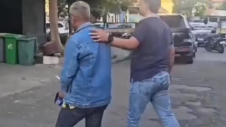 Viral Kakek Curi Tiang Rambu Dishub di Surabaya – Ditangkap usai Buron ke Lamongan